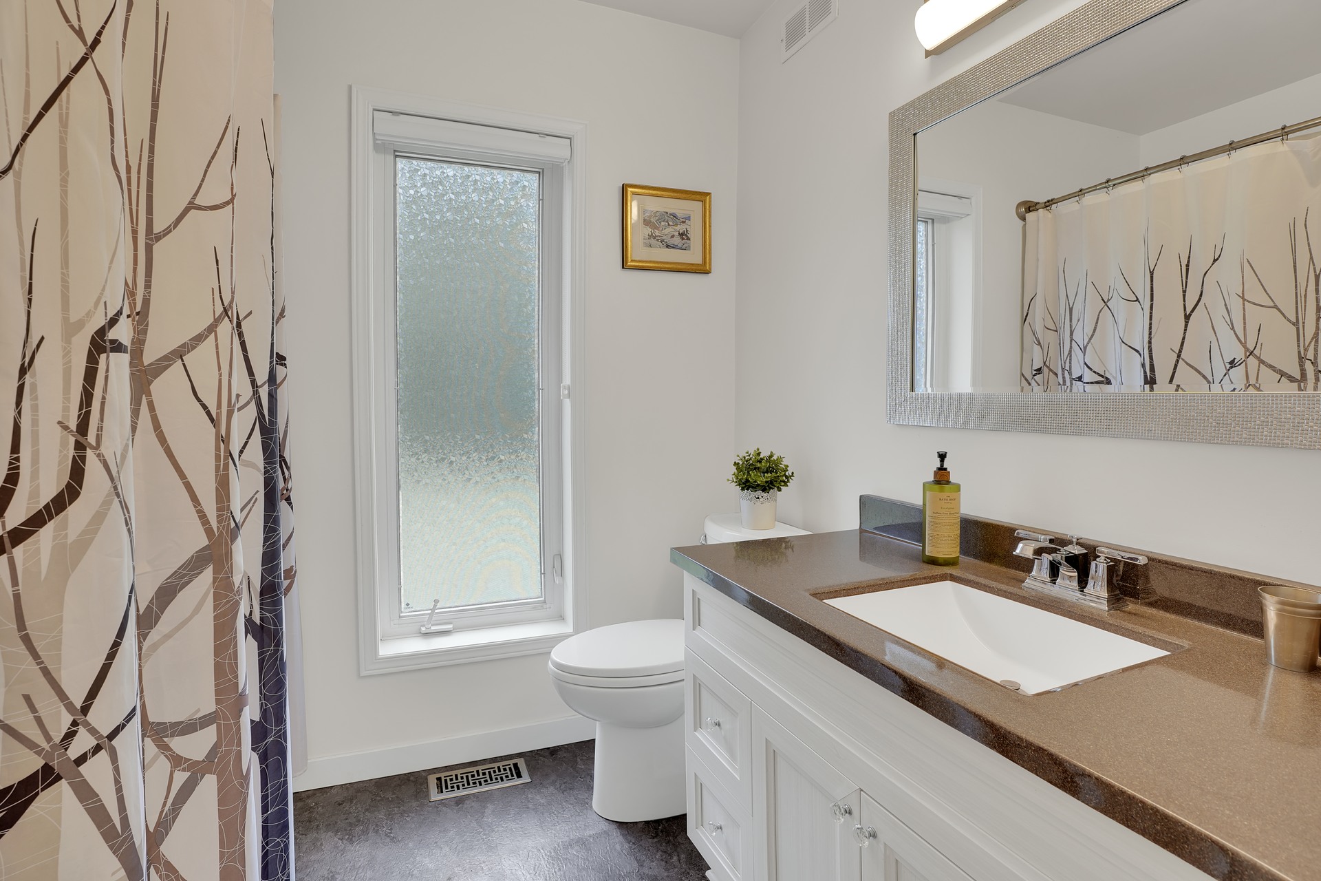 Bathroom with modern finishes